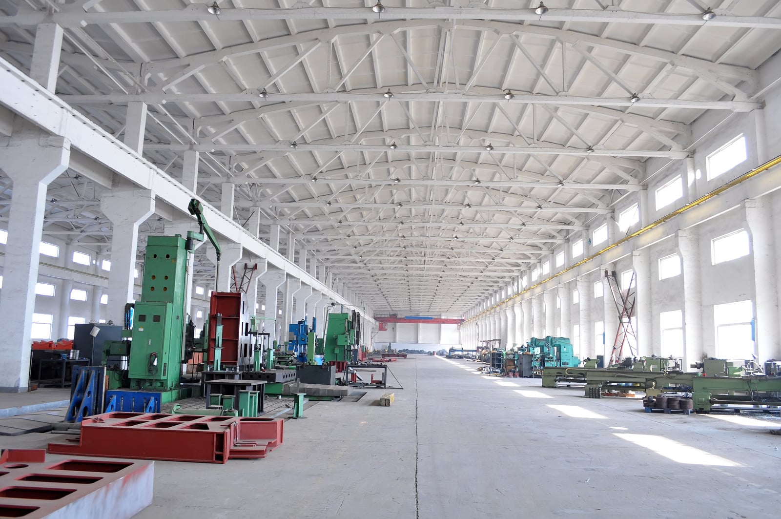 Ambiente industrial com instalação elétrica