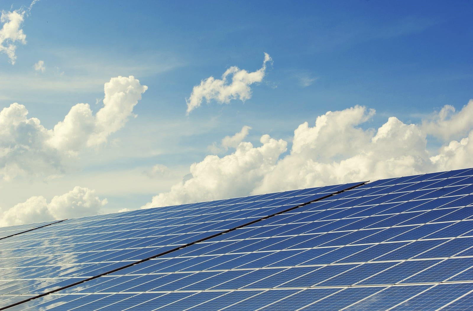 Painéis solares fotovoltaicos sob céu azul