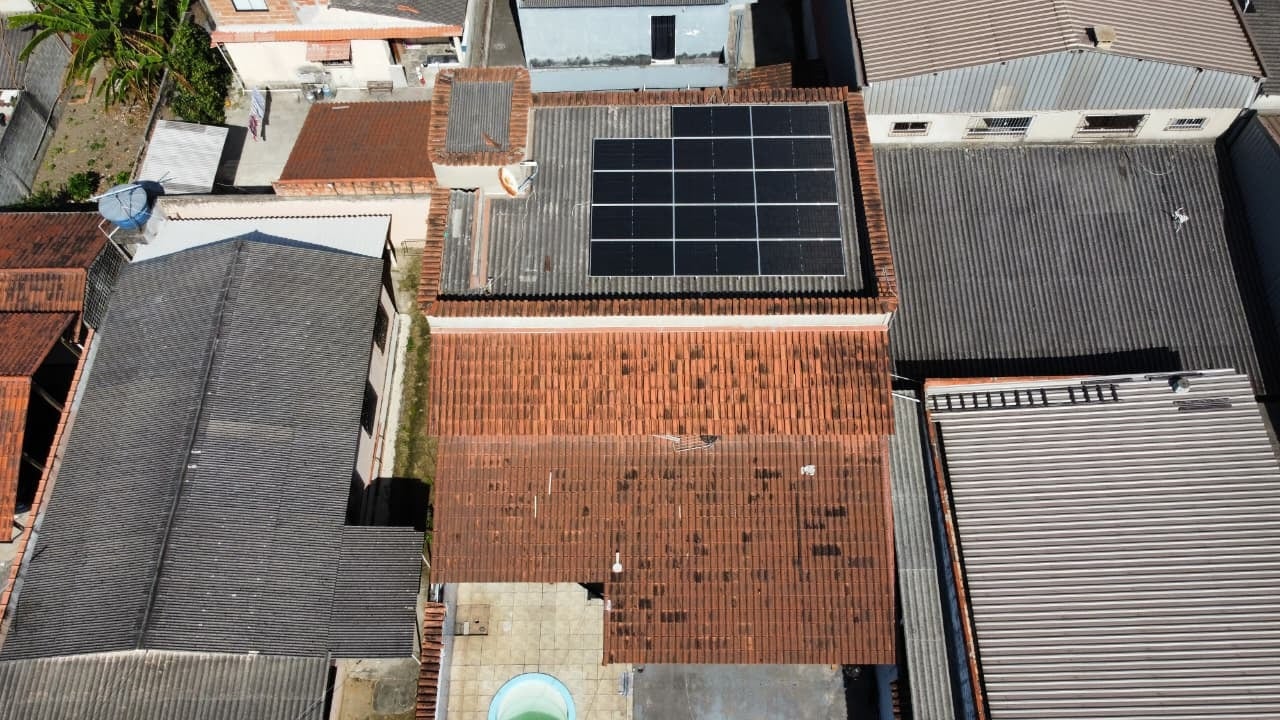 14 módulos de 590Wp, 8,26 kWp em Serra-ES